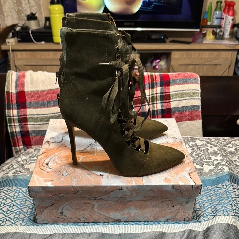 Lola Shoetique Green Lace Up Boots - Picture 2 of 5